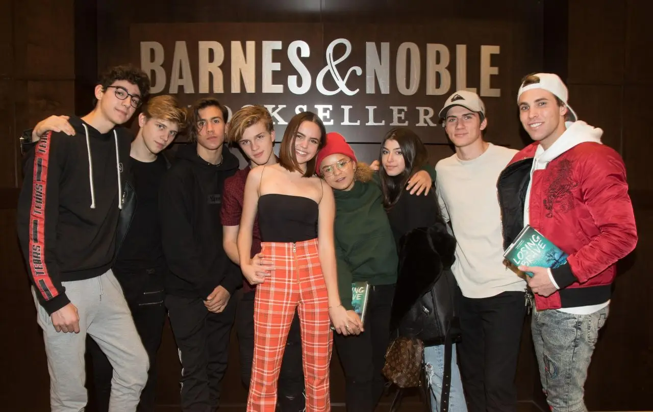 BAILEE MADISON AT SIGNS COPIES OF HER NEW BOOK LOSING BRAVE AT BARNES AND NOBLE09